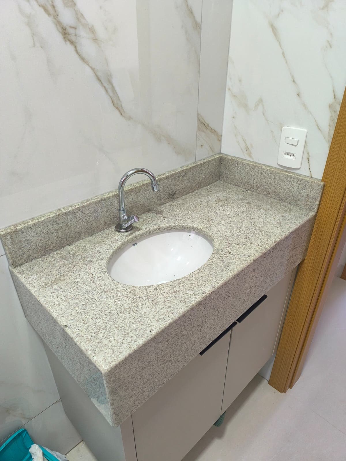 Bancada de banheiro em granito claro com cuba embutida