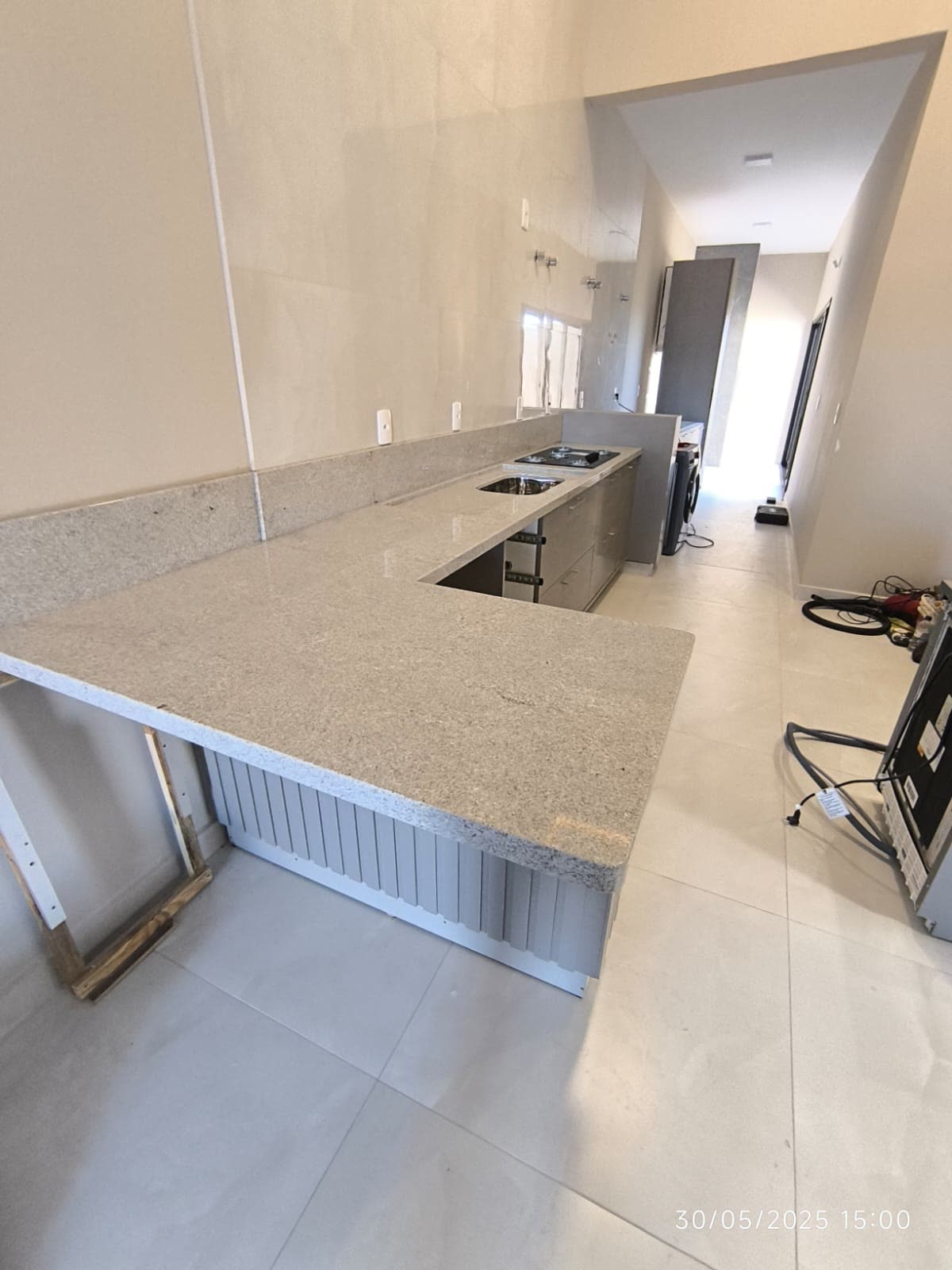 Bancada de cozinha em granito claro em formato de U