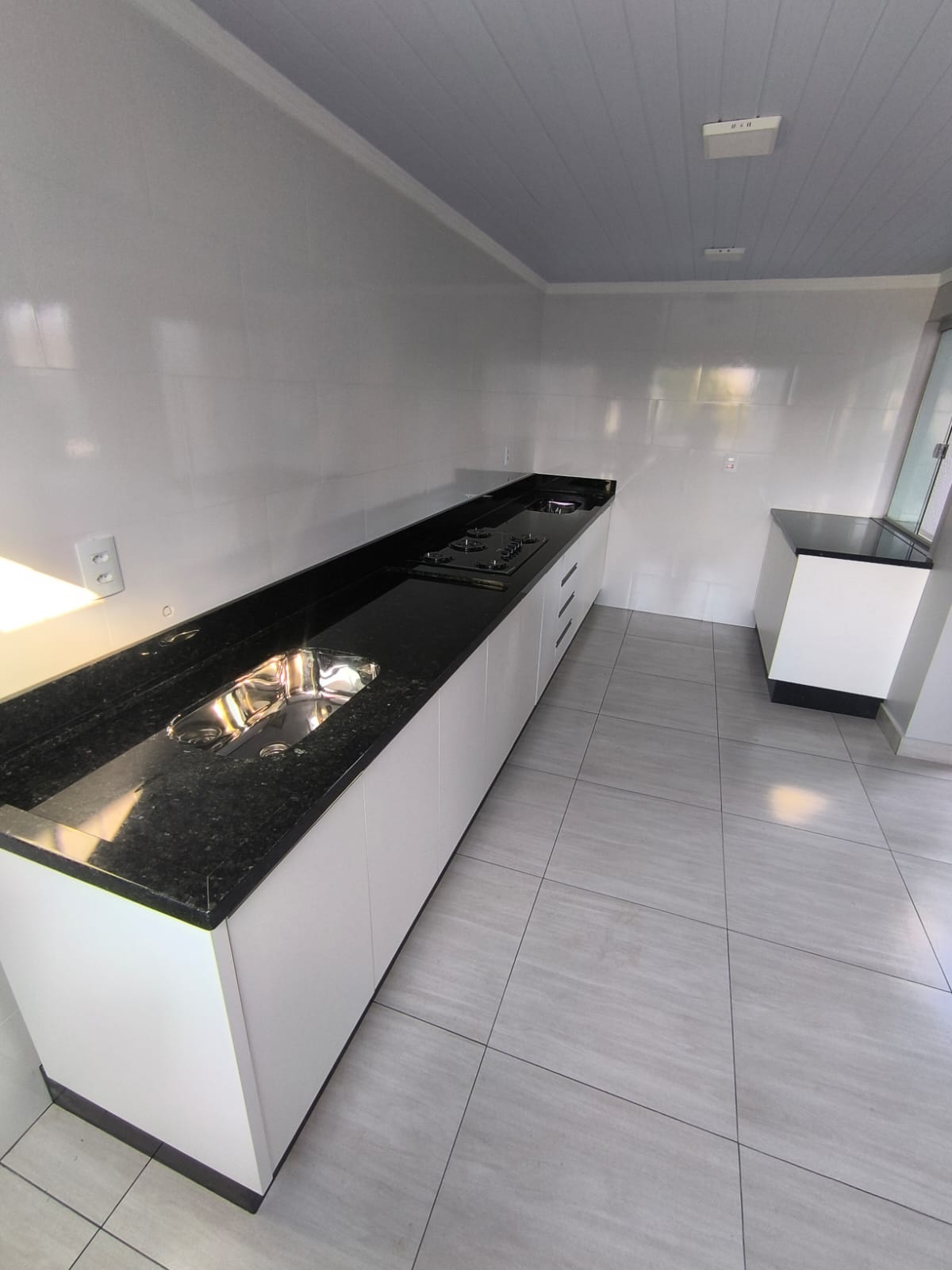 Cozinha com bancada preta
