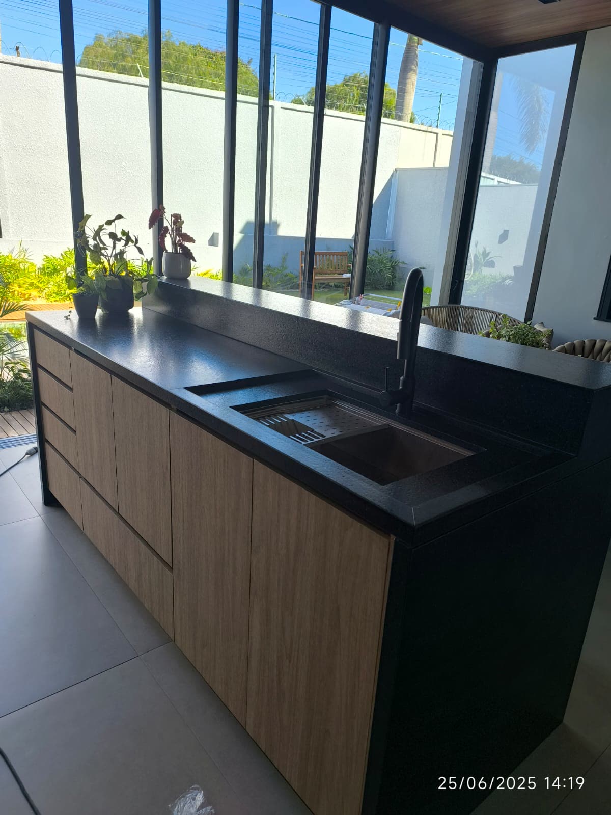 Ilha de cozinha em granito preto